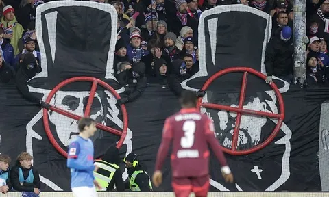 Jurgen Klopp bị gọi là "kẻ đào mồ chôn bóng đá Đức"