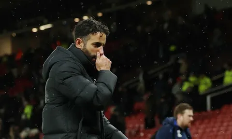 Hệ thống phòng ngự mong manh của Man United