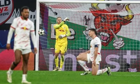 Thua Aston Villa 2-3, Leipzig thành đội đầu tiên bị loại tại Champions League