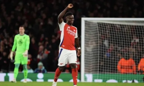Arsenal bay cao nhờ đôi chân của Saka