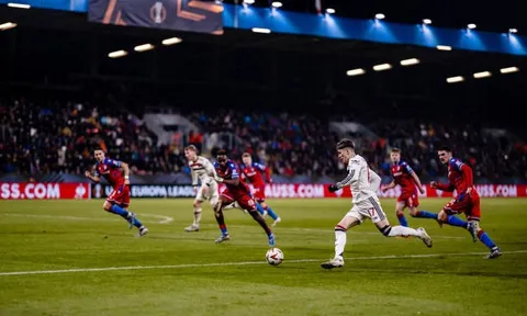 CĐV kêu gọi Man United bán toàn bộ đội bóng