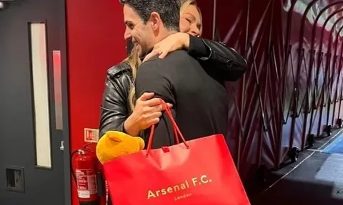 HLV Arsenal tặng quà bất ngờ cho nữ phóng viên đang mang thai