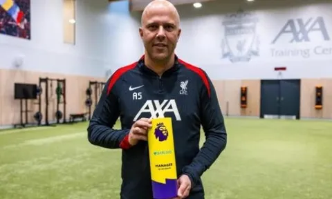 Arne Slot phản ứng khi giành giải HLV Premier League hay nhất tháng 11