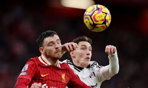 Thảm họa hậu vệ Liverpool: Để thủng lưới, còn bị thẻ đỏ