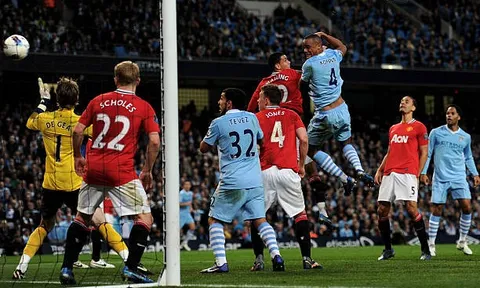 5 trận derby Manchester ấn tượng nhất lịch sử: Chiếc thẻ đỏ tai tiếng; Một kỷ nguyên mới