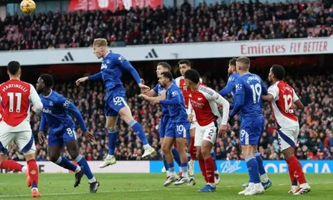 Dùng "bóng chết" đua vô địch? Arsenal vỡ mộng trước "ông kẹ" Everton