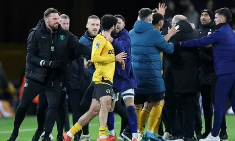 Hỗn loạn nổ ra sau trận Wolves 1-2 Ipswich