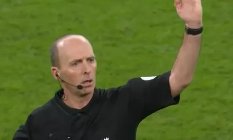 Liverpool vs Fulham: Mike Dean khẳng định trọng tài mắc sai lầm lớn