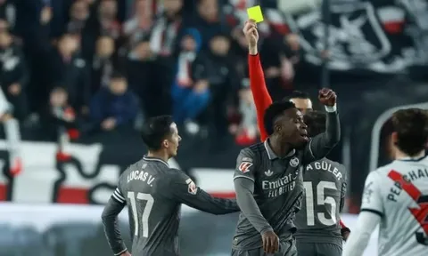 Vinicius trả giá đắt vì la hét trọng tài