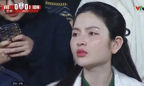 Phản ứng của Chu Thanh Huyền khi Quang Hải gục xuống sân sau pha va chạm