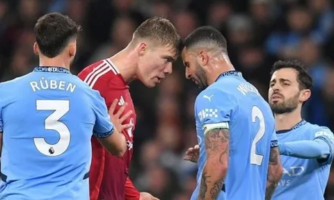 Kyle Walker ăn vạ, bị Hojlund châm biếm đầy hài hước