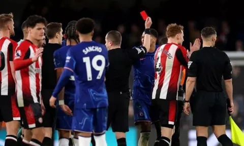 Rõ lý do Marc Cucurella dính thẻ đỏ
