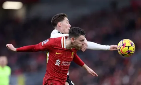 Carragher điểm mặt nhân tố có thể thay thế Robertson ở Liverpool