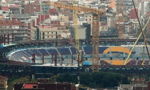Barcelona đổ bể kế hoạch với Camp Nou