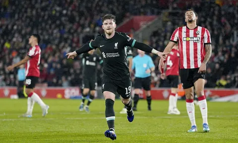 Cất Salah và Van Dijk, Liverpool chơi ra sao với đội hình 'nhà trẻ'?