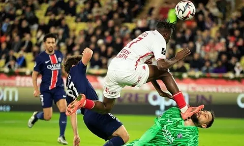 Lẽ ra cầu thủ Monaco đạp Donnarumma phải lãnh thẻ đỏ