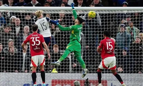 Khó đỡ với 4 sai lầm của thủ môn trong trận Tottenham - Man Utd