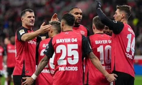 Leverkusen hủy diệt Freiburg bằng "cú poker" của Schick