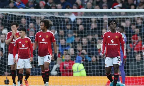 "Man United đã hoàn toàn sụp đổ trước Bournemouth"