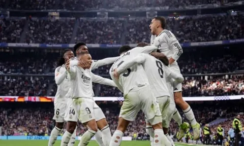 5 điểm nhấn Real 4-2 Sevilla: Đại bác tầm xa; Sức nóng cuộc đua top đầu