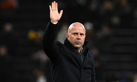 Hủy diệt Tottenham, Arne Slot "xát muối" vào vết thương của MU