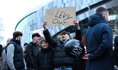 Quá thất vọng, CĐV Tottenham biểu tình đòi đổi chủ