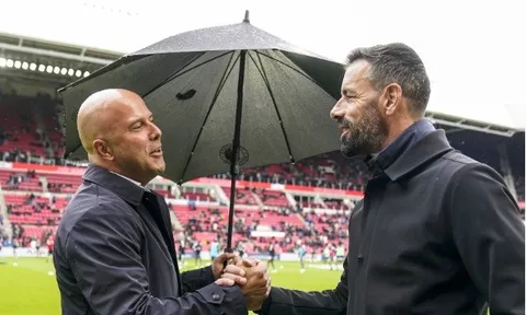 Tái ngộ tại Anfield: Arne Slot tìm kiếm chiến thắng đầu tiên trước Ruud van Nistelrooy