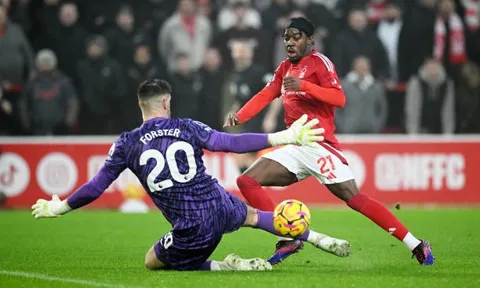 Hạ gục Tottenham, Nottingham Forest "hất cẳng" Arsenal khỏi Top 3