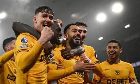 Man Utd thua đau Wolves trong ngày Bruno hóa "tội đồ"