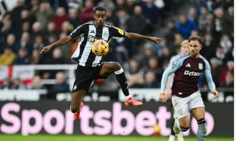 Newcastle thị uy sức mạnh trước 10 người của Aston Villa