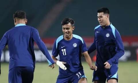 Cầu thủ Singapore bó bột tay sau pha va chạm với Xuân Son