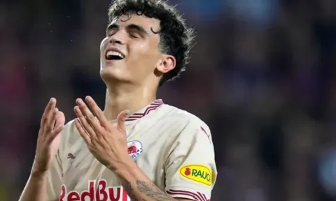 'Lính đánh thuê' Liverpool có hành động bất ngờ khi tương lai bị đe dọa
