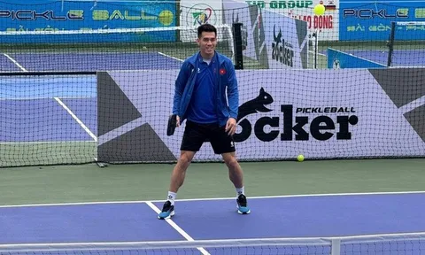 Tiến Linh, Duy Mạnh chơi pickleball trong lúc chờ đối thủ ở Chung kết