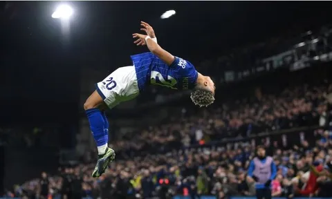 Omari Hutchinson gửi thông điệp rõ ràng đến Chelsea sau màn ăn mừng ngoạn mục