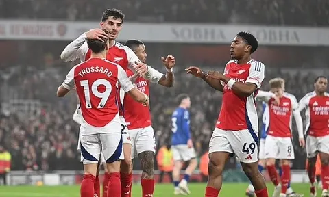 So sánh lịch thi đấu tháng 1 của Arsenal và Liverpool trong cuộc đua vô địch