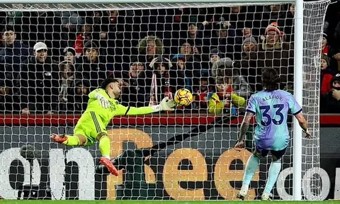 CĐV Arsenal chỉ trích Raya sau sai lầm đáng trách Trước Brentford