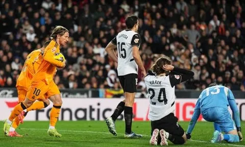 Real ngược dòng đánh bại Valencia trong thế 10 người