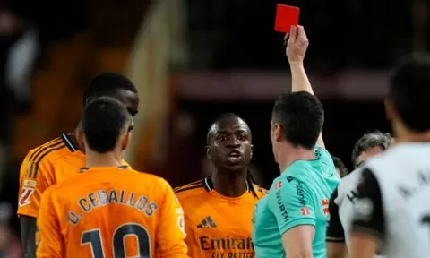 Vinicius có xứng đáng nhận thẻ đỏ?