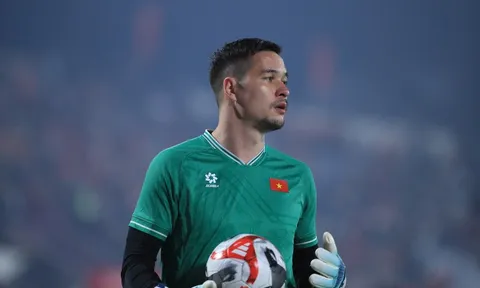 Con trai không được ra sân, cha của Nguyễn Filip nói gì?