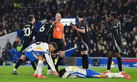 Redknapp: Arsenal may mắn thoát thẻ đỏ