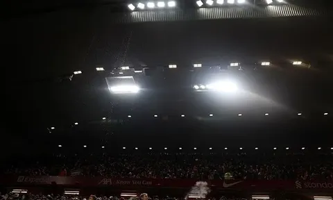 Liverpool hòa Man Utd, Anfield gây chú ý vì dột mái