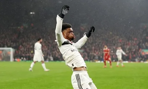 Man Utd đeo mặt nạ của ai khi cầm hòa Liverpool?