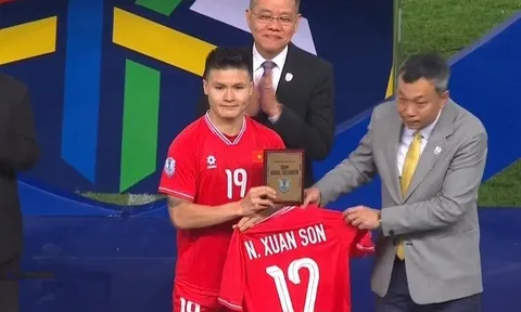 Quang Hải thay Xuân Son nhận danh hiệu Vua phá lưới