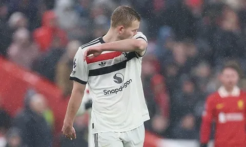 Tại sao VAR đề xuất phạt đền cho Liverpool sau tình huống của De Ligt?