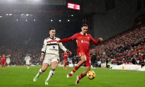 Trận Liverpool 2-2 Man United: Sai lầm của Slot và bài học đắt giá
