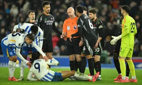 Arsenal hèn nhát đá như Stoke City, lại thêm một mùa trắng tay