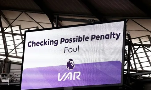 Tottenham - Liverpool: VAR lần đầu tiên công bố quyết định qua loa sân