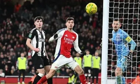 Ian Wright chỉ dạy 2 cầu thủ Arsenal dứt điểm sau trận thua Newcastle