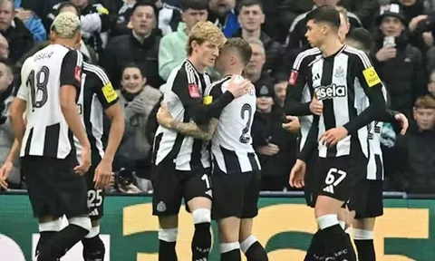 Newcastle lội ngược dòng, Gordon thay Isak lập công