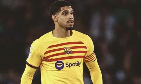 Araujo quyết định rời Barca, đến Juventus